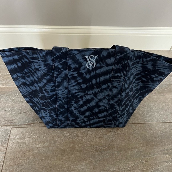 Victoria’s Secret Tote Bag with zipper - Picture 3 of 7